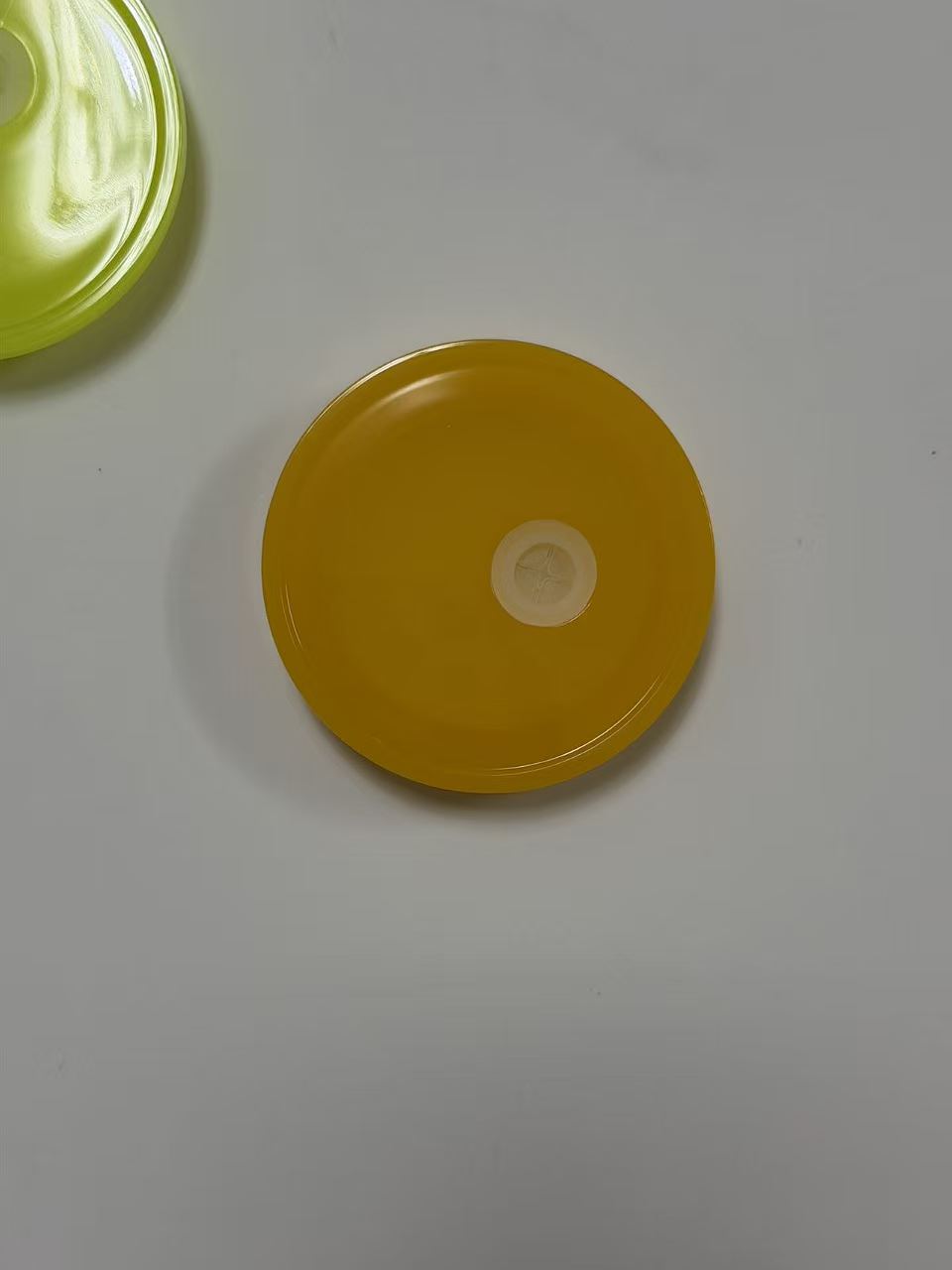 Wholesale Assorted Color 16oz Plastic Cup Covers Solid & Transparent Multicolor Plastic Replacement Cup Lids Compatible With 16oz Disposable Boba Tea Smoothie Cups With Central Straw Hole