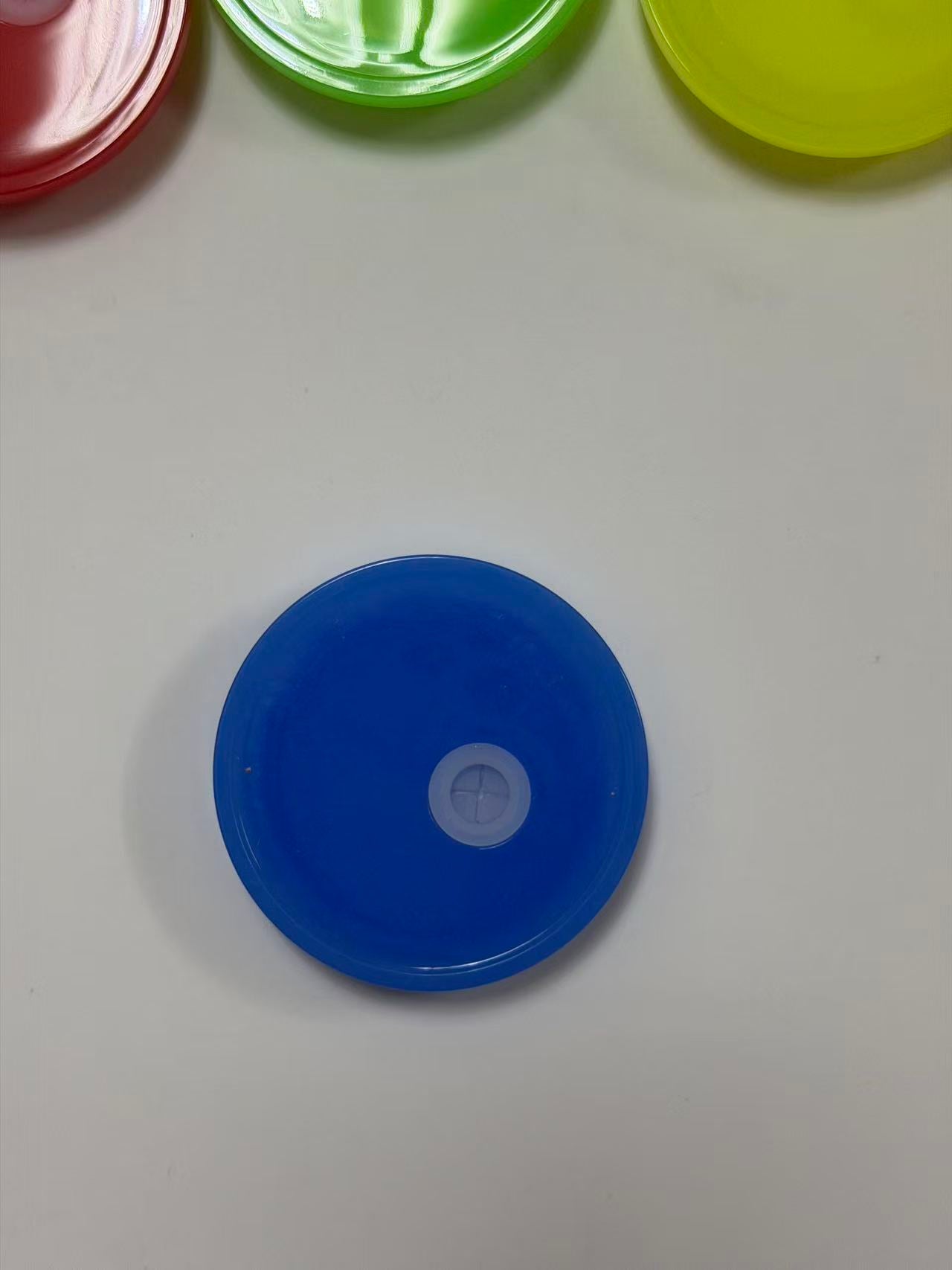 Wholesale Assorted Color 16oz Plastic Cup Covers Solid & Transparent Multicolor Plastic Replacement Cup Lids Compatible With 16oz Disposable Boba Tea Smoothie Cups With Central Straw Hole