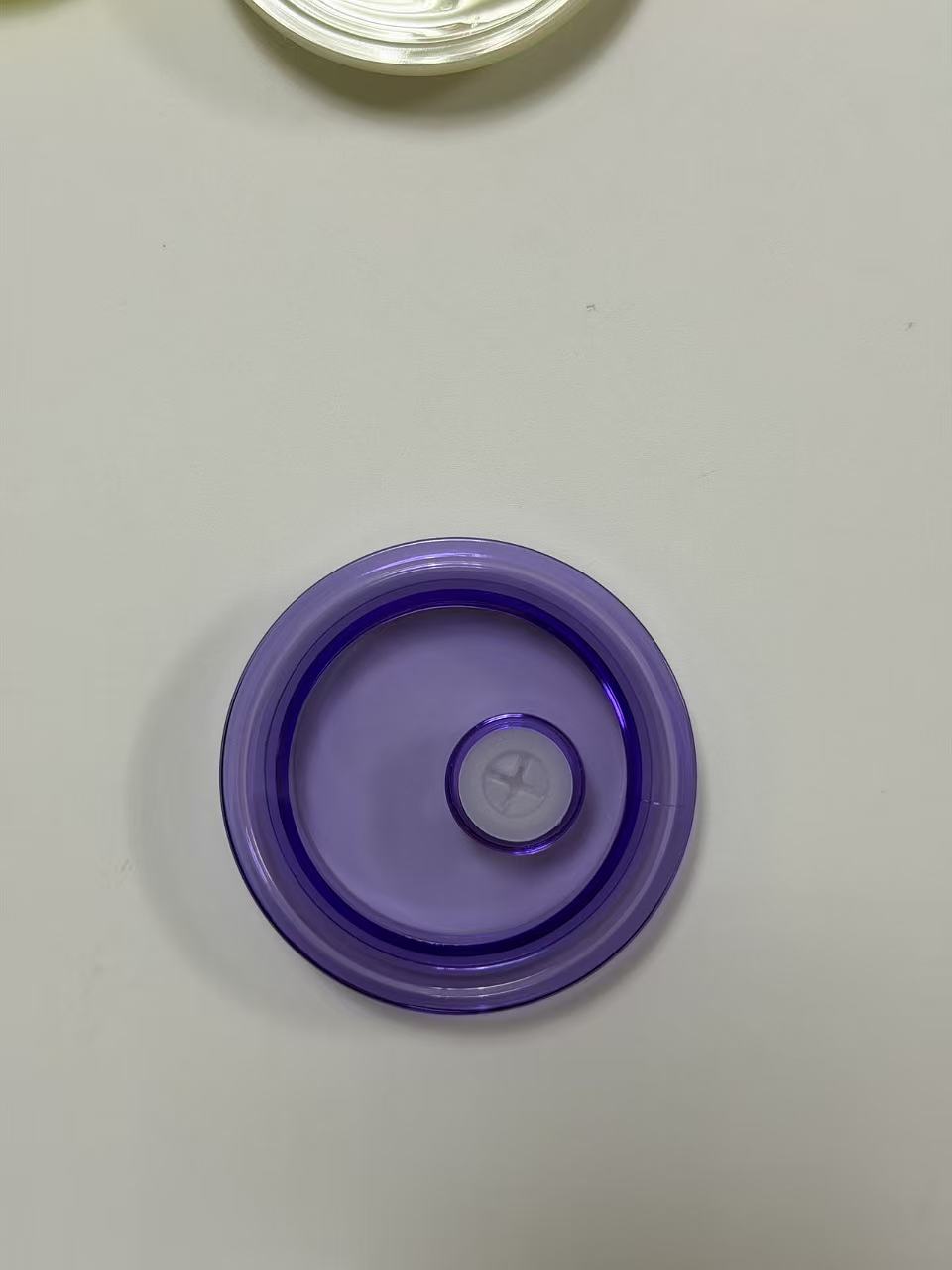 Wholesale Assorted Color 16oz Plastic Cup Covers Solid & Transparent Multicolor Plastic Replacement Cup Lids Compatible With 16oz Disposable Boba Tea Smoothie Cups With Central Straw Hole