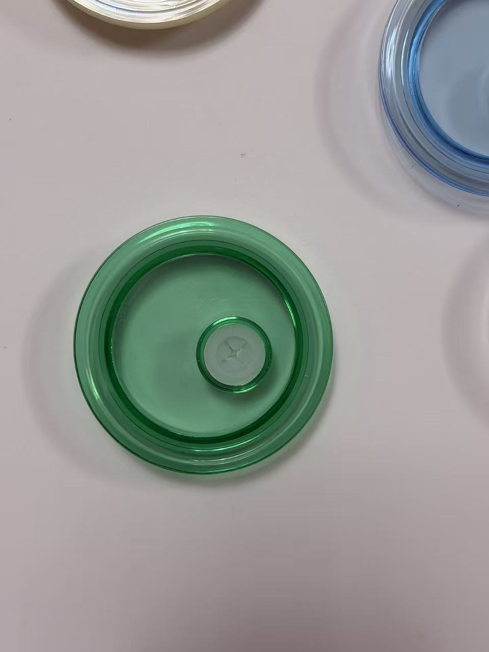 Wholesale Assorted Color 16oz Plastic Cup Covers Solid & Transparent Multicolor Plastic Replacement Cup Lids Compatible With 16oz Disposable Boba Tea Smoothie Cups With Central Straw Hole