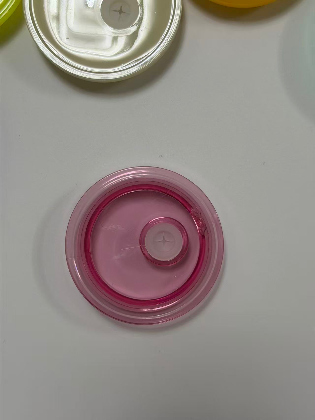 Wholesale Assorted Color 16oz Plastic Cup Covers Solid & Transparent Multicolor Plastic Replacement Cup Lids Compatible With 16oz Disposable Boba Tea Smoothie Cups With Central Straw Hole