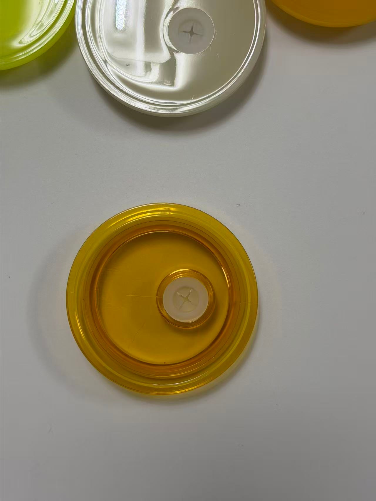 Wholesale Assorted Color 16oz Plastic Cup Covers Solid & Transparent Multicolor Plastic Replacement Cup Lids Compatible With 16oz Disposable Boba Tea Smoothie Cups With Central Straw Hole