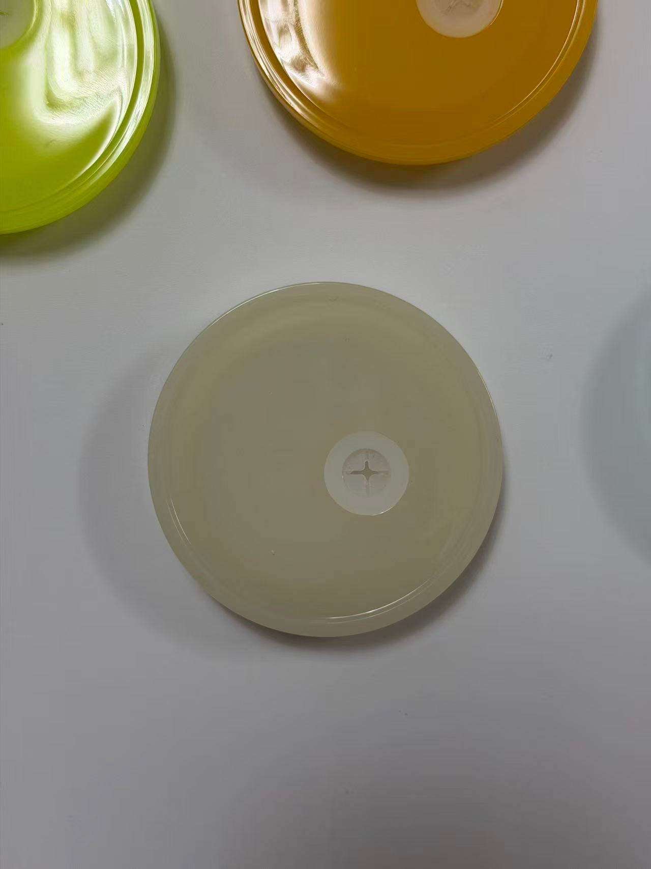 Wholesale Assorted Color 16oz Plastic Cup Covers Solid & Transparent Multicolor Plastic Replacement Cup Lids Compatible With 16oz Disposable Boba Tea Smoothie Cups With Central Straw Hole