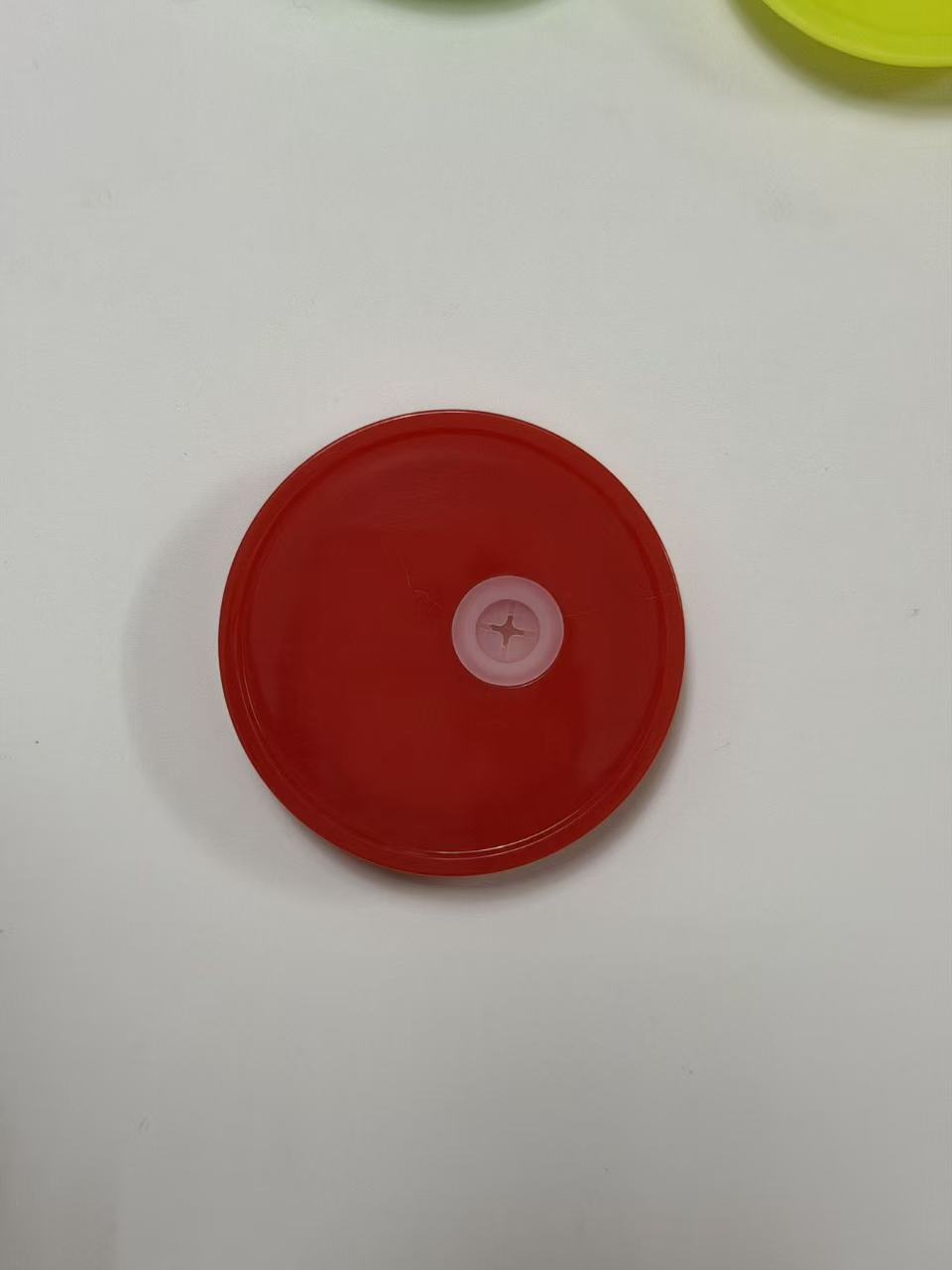 Wholesale Assorted Color 16oz Plastic Cup Covers Solid & Transparent Multicolor Plastic Replacement Cup Lids Compatible With 16oz Disposable Boba Tea Smoothie Cups With Central Straw Hole