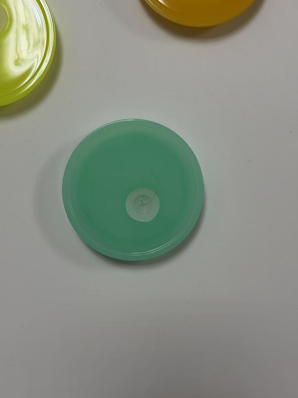 Wholesale Assorted Color 16oz Plastic Cup Covers Solid & Transparent Multicolor Plastic Replacement Cup Lids Compatible With 16oz Disposable Boba Tea Smoothie Cups With Central Straw Hole
